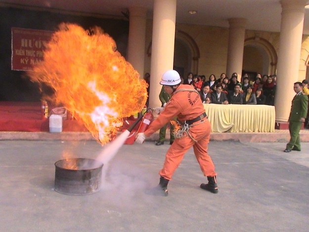 huong-dan-su-dung-binh-chua-chay-2
